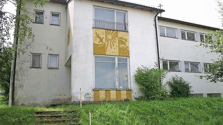 2009 ist das damals schon etwas heruntergekommene Haus (r.) renoviert worden Foto: Löwisch