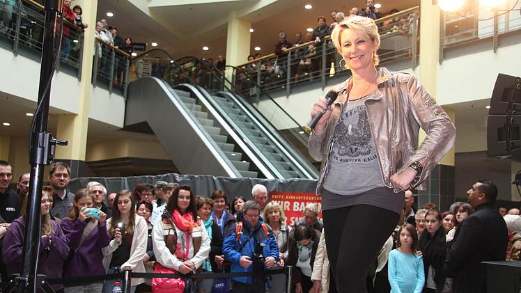 Die Showbühne war dicht umlagert. Foto: Sonja Adam