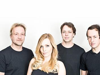 Ideenreiche Popmusik offeriert die Gruppe "Christine Set The Scene" auf ihrem Debütalbum "Monkey Business". Am Freitag stellen (von links) Klaus Metzler, Christine und Robert Mühlenkampp sowie Mike Müller in der "Bastion Marie" in Kronach die Stücke ihres Silberlings vor. Foto: privat
