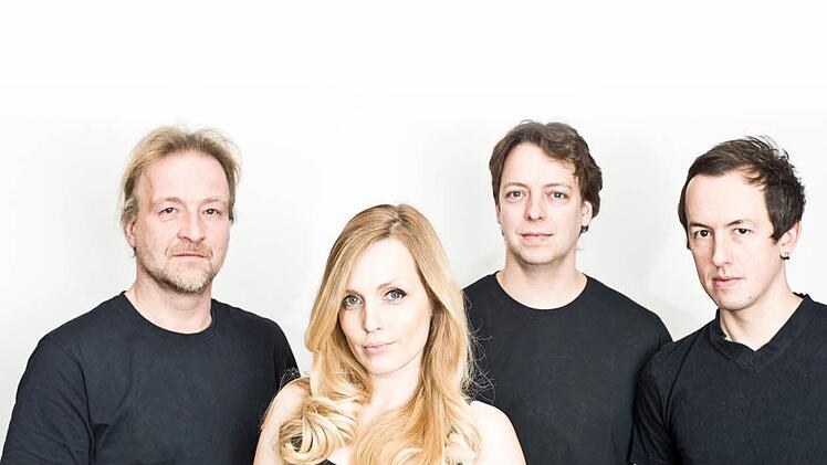 Ideenreiche Popmusik offeriert die Gruppe "Christine Set The Scene" auf ihrem Debütalbum "Monkey Business". Am Freitag stellen (von links) Klaus Metzler, Christine und Robert Mühlenkampp sowie Mike Müller in der "Bastion Marie" in Kronach die Stücke ihres Silberlings vor. Foto: privat