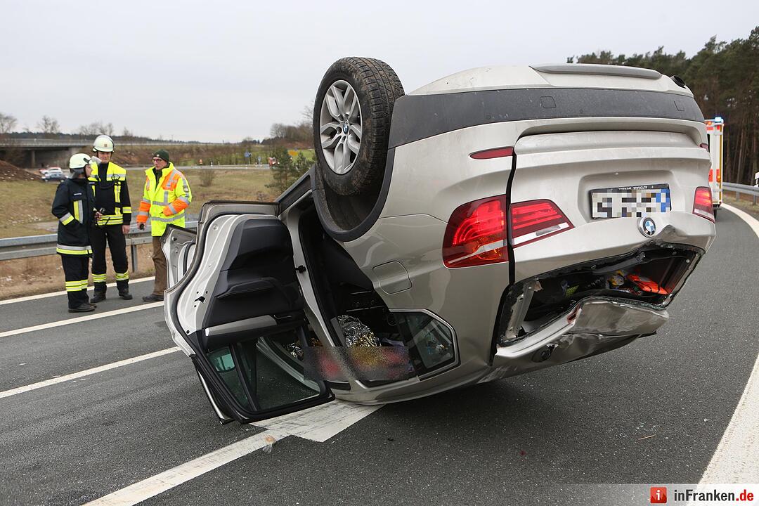 Spektakulaerer Abflag von BMW in Autobahnausfahrt