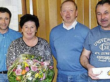 Ehrung bei den Gartenfreunden: Die beiden Vorsitzenden Harry Daumann und Thomas Pfaff (hinten von rechts) ehrten die beiden Mitglieder Gudrun Fötsch-Dietel und Thomas Dietel (von links) für 25 Jahre Vereinszugehörigkeit.  Foto: Thomas Micheel