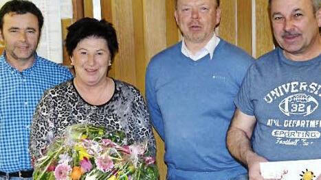 Ehrung bei den Gartenfreunden: Die beiden Vorsitzenden Harry Daumann und Thomas Pfaff (hinten von rechts) ehrten die beiden Mitglieder Gudrun Fötsch-Dietel und Thomas Dietel (von links) für 25 Jahre Vereinszugehörigkeit.  Foto: Thomas Micheel