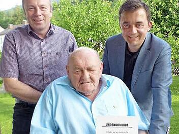 Albin Förner (Bildmitte) freute sich über die hohe Auszeichnung, die ihm seitens der Stadt Wallenfels verliehen wurde. Bürgermeister Jens Korn (rechts) nahm im Beisein von FWV-Obmann Jürgen Schlee die Ehrung vor. Foto: privat