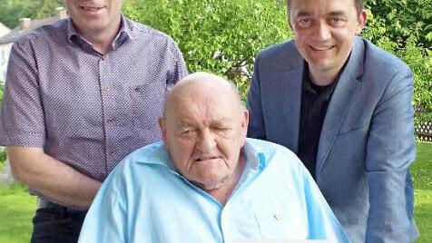 Albin Förner (Bildmitte) freute sich über die hohe Auszeichnung, die ihm seitens der Stadt Wallenfels verliehen wurde. Bürgermeister Jens Korn (rechts) nahm im Beisein von FWV-Obmann Jürgen Schlee die Ehrung vor. Foto: privat