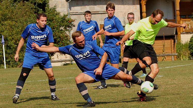 Der Lußberger Matthias Fischer (Zweiter von links) holt mit langem Bein dem Neuschleichacher Spielertrainer und Torjäger Jonas Schmitt (rechts) noch den Ball vom Fuß. Links SC-Stopper Johannes Schug
