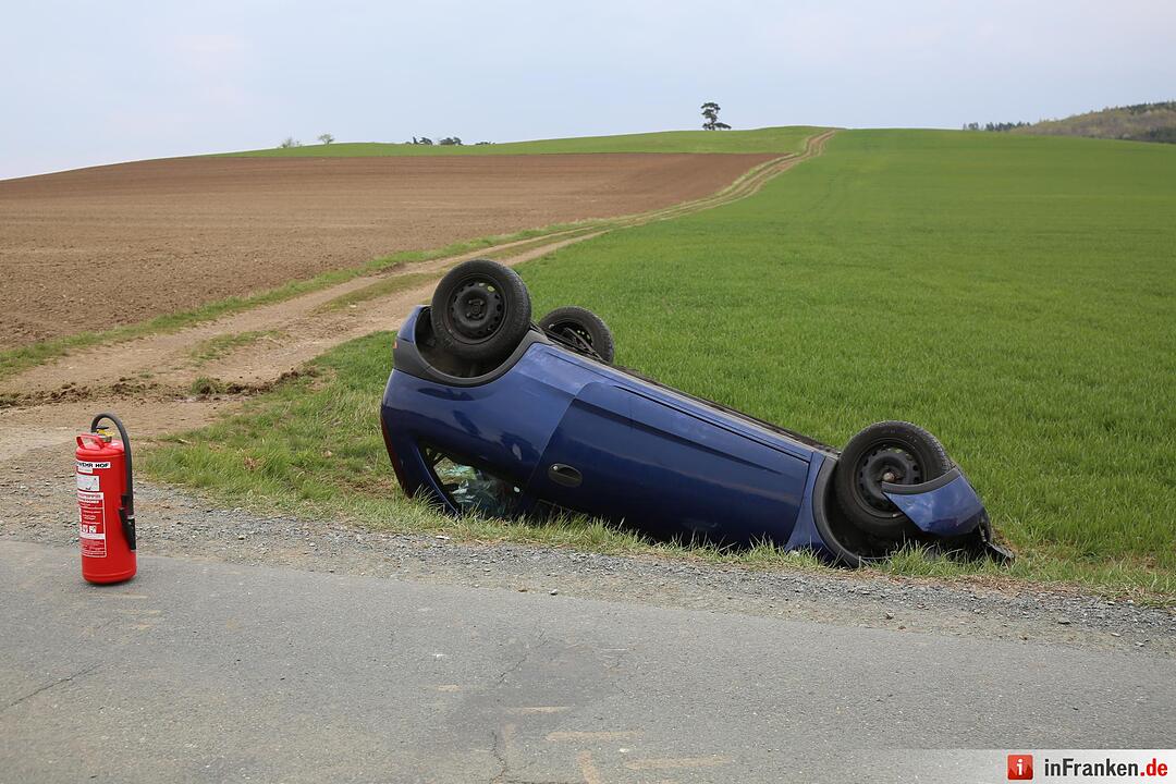 Kreis Hof: Auto überschlägt sich mehrfach und bleibt auf dem Dach liegen