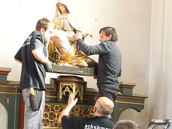 Der  Abbau der beiden  Seitenaltäre der Pfarrkirche Hallerndorf Foto: Sonja Lengenfelder