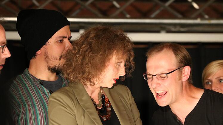 Die Theatergruppe Kompassion des Franz-Miltenberger-Gymnasiums  spielte die Farce "Benefiz. Jeder rettet einen Afrikaner" von Ingrid Lausund. Foto: Sebastian Schmitt