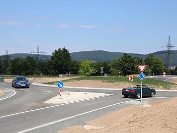 Seit gestern läuft der Verkehr auf der Staatsstraße 2190 zwischen Melkendorf und Kulmbach über den neuen Kreisverkehr, über den man künftig auf die Umgehung gelangt. Foto: Katrin Geyer