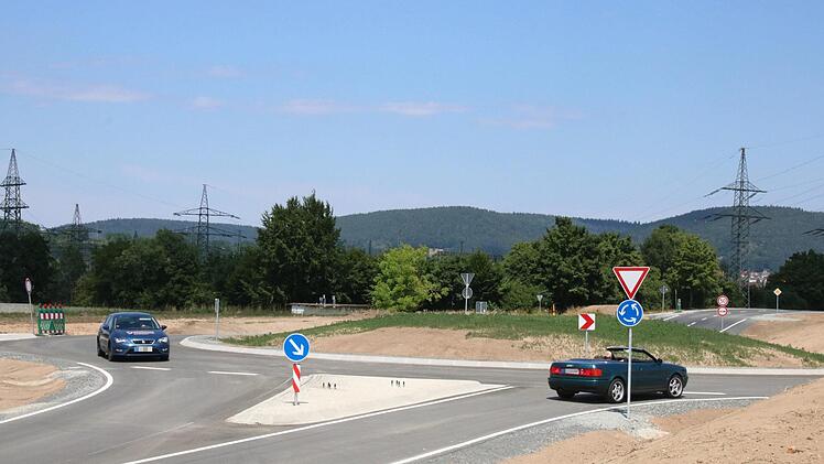 Seit gestern läuft der Verkehr auf der Staatsstraße 2190 zwischen Melkendorf und Kulmbach über den neuen Kreisverkehr, über den man künftig auf die Umgehung gelangt. Foto: Katrin Geyer