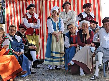 Auf den Münnerstädter Anger ist mittelalterliches Lagerleben eingezogen. Dieter Britz