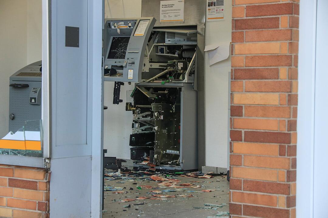 Geldautomat gesprengt: Großfahndung nach geflüchteten Tätern