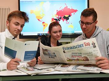 Pressefreiheit schützt die Demokratie - davon überzeugen sich Patrick, Fabienne und Felix (von links) beim Schülermedientag in der Mittelschule Frensdorf-Pettstadt.  Ronald Rinklef