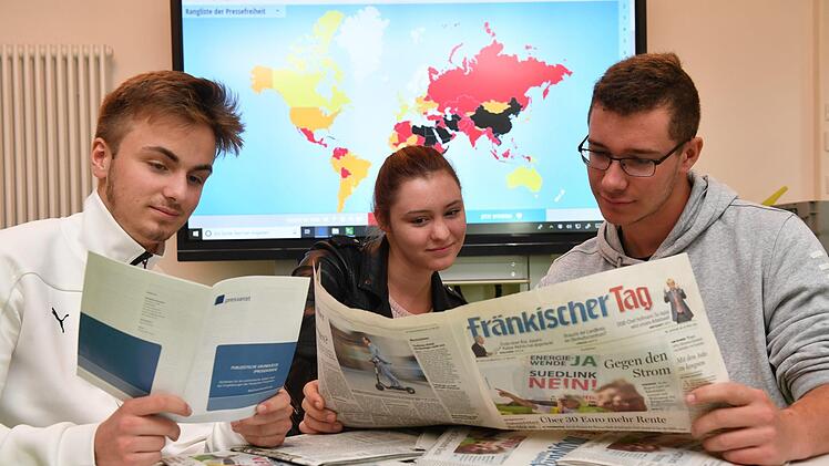Pressefreiheit schützt die Demokratie - davon überzeugen sich Patrick, Fabienne und Felix (von links) beim Schülermedientag in der Mittelschule Frensdorf-Pettstadt.  Ronald Rinklef