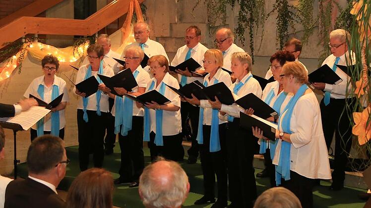 Der Gesangsverein Mittelehrenbach mit Pianistin Gulnara Büttnerhat zum Sommerfest geladen und eröffnete die Veranstaltung.