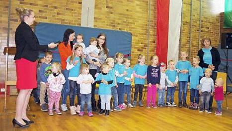 Die Jungen und Mädchen des Reichenbacher Kindergartens sangen das Reichenbach-Lied und hatten viel Spaß bei einem coolen Indoor-Spielplatz. Auch die die "Bochbicher Gaudi Musik" trat auf und machte ihrem Namen alle Ehre.