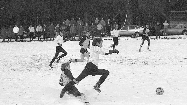 Viele legendäre Spiele gab es auf dem FC-Sportplatz zu sehen. Unser Archivbild zeigt eine Szene aus dem Jahr 1986, als die Wittershäuser im Eröffnungsspiel des eben erst ins Leben gerufenen Sparkassenpokals mit dem FC Thulba Ende Januar die Klinge...