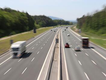 A3 bei Marktheidenfeld: Auto f&auml;hrt in Schlangenlinien &uuml;ber die A3