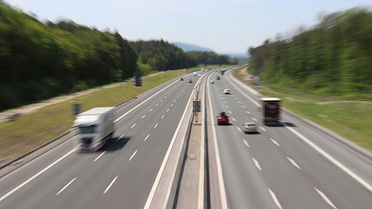 A3 bei Marktheidenfeld: Auto f&auml;hrt in Schlangenlinien &uuml;ber die A3
