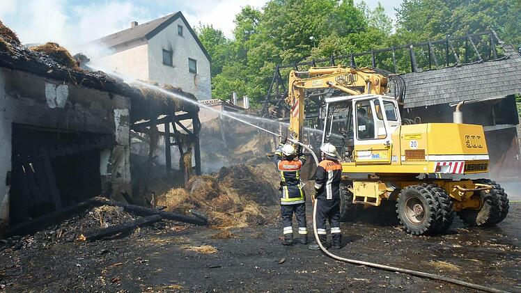 24.  Mai: Zwei Scheunen  an der  Untersteinacher Ortsdurchfahrt gehen in Flammen auf.