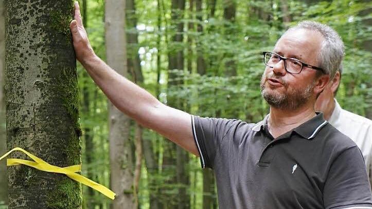 Im Frühjahr erläuterte Forstoberrat Klaus Wilm Maßnahmen im Wartmannsrother Gemeindewald. Jetzt nimmt er Abschied.  Foto:  Schaar/Archiv
