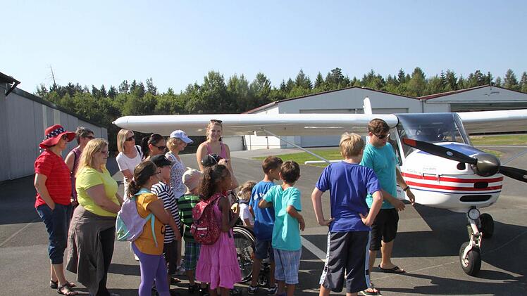 Gespannt hören sie Steffen Haselmann, dem Geschäftsführer der Firmer Junkers-Profly, zu.