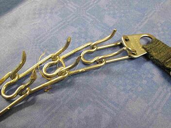Das Stachelhalsband mit angeschliffenen Spitzen. Foto: Glössner-Möschk