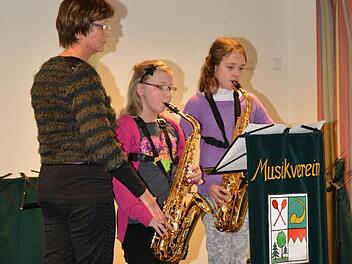 In der Saxophongruppe unter Eva-Maria Schaub lernen Luka Urschel, und Elisabeth Romanstkaya das Instrument.  Foto: Björn Hein