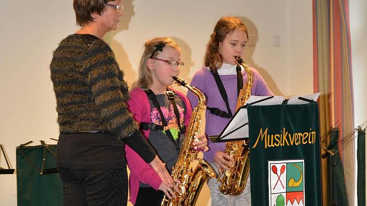 In der Saxophongruppe unter Eva-Maria Schaub lernen Luka Urschel, und Elisabeth Romanstkaya das Instrument.  Foto: Björn Hein