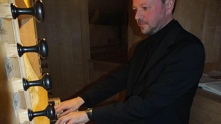 Gerald Fink spielte in St. Otto Orgelwerke aus vier Jahrhunderten. Foto: Manfred Welker