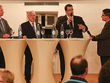 Die Bürgermeister-Kandidaten (von links) Rudolf Bock (SPD), Harald Hübner (CSU) und Björn Sommerer (FuG) standen Moderator und BR-Redaktionsleiter Alexander Müller Rede und Antwort. Fotos: Barbara Herbst