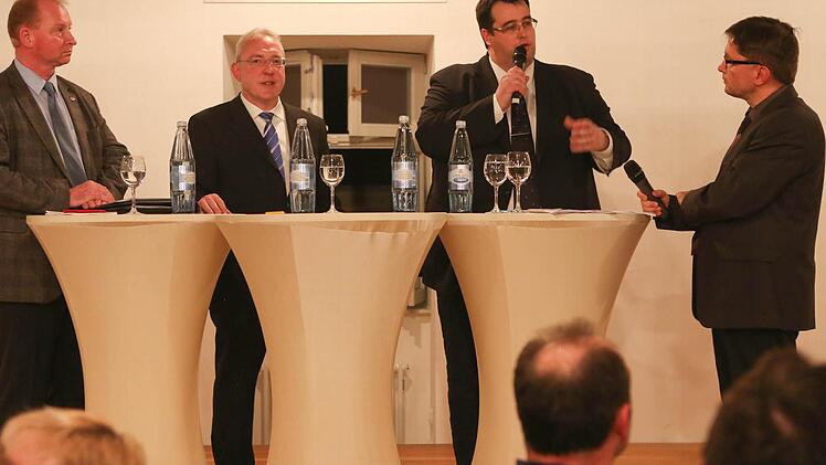 Die Bürgermeister-Kandidaten (von links) Rudolf Bock (SPD), Harald Hübner (CSU) und Björn Sommerer (FuG) standen Moderator und BR-Redaktionsleiter Alexander Müller Rede und Antwort. Fotos: Barbara Herbst