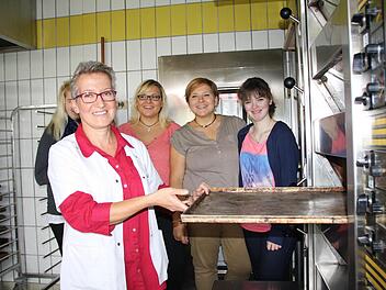 Fachlehrerin Karin Römmelt (von links) führt den angehenden Bäckerei-Fachverkäuferinnen Julia, Katja und Carina den Backofen in der Lehr-Backstube der Staatlichen Berufsschule vor. Fotos: Ralf Ruppert