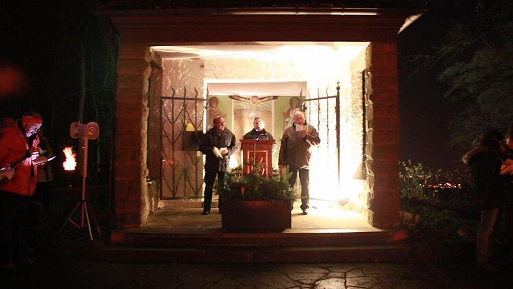 Die Resonanz auf den Fackelzug zum Käppele, den die Feuerwehr organisiert hatte, war groß. Das freute nicht nur die Feuerwehr, sondern auch die Kolpingfamilie, zu der die Kapellenbaufreunde St. Barbara gehören. Und einen positiven Nebeneffekt hatte die Veranstaltung auch: Es kam nicht nur Geld für den Erhalt des Käppeles zusammen, ein Schreiner versprach gar das neue Kreuz zu spenden. Foto: Katharina Becht