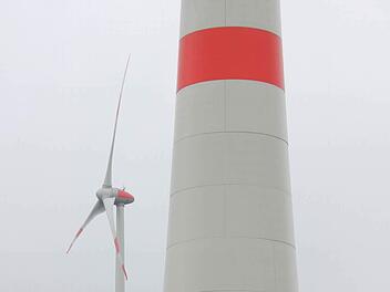 Windräder dieser Größenordnung sollen auf dem Reinberg bei Hain errichtet werden.  Foto: Friedwald Schedel