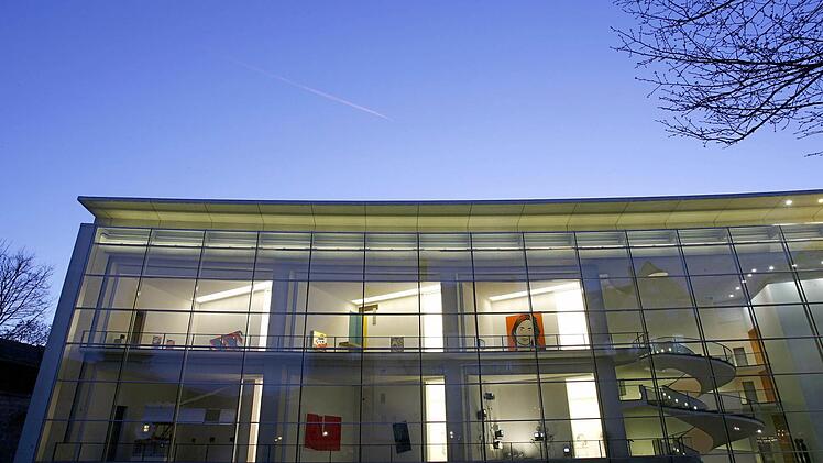 Im Neuen Museum Nürnberg teilt man das Kunstverständnis einer 90-Jährigen nicht, die einfach ein ausgestelltes Kreuzworträtsel ausfüllte. Foto: Daniel Karmann dpa