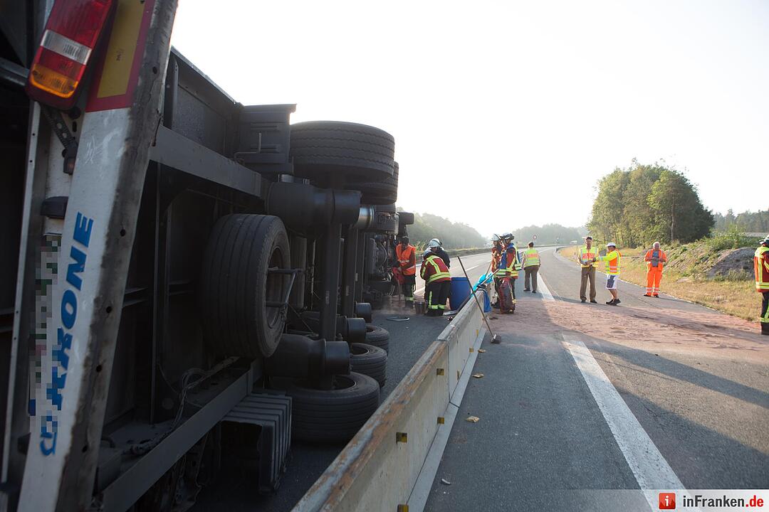 Sattelzug kippt in Baustellenbereich bei Nürnberg um