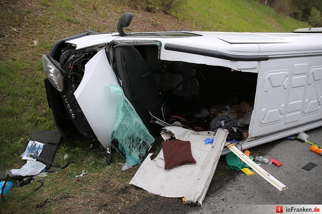 Kleintransporter kracht bei Bayreuth in Lkw – Fahrer eingeklemmt