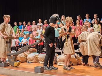 Sehr lebendig gestalteten die Jungen und Mädchen der katholischen und evangelischen Kinderchöre sowie der Musical AG aus Haßfurt die Aufführung des Musicals "Der Schatz".Ulrike Langer