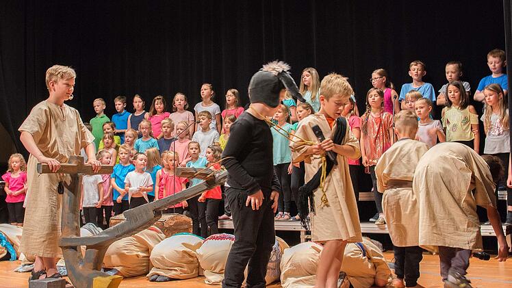 Sehr lebendig gestalteten die Jungen und Mädchen der katholischen und evangelischen Kinderchöre sowie der Musical AG aus Haßfurt die Aufführung des Musicals "Der Schatz".Ulrike Langer