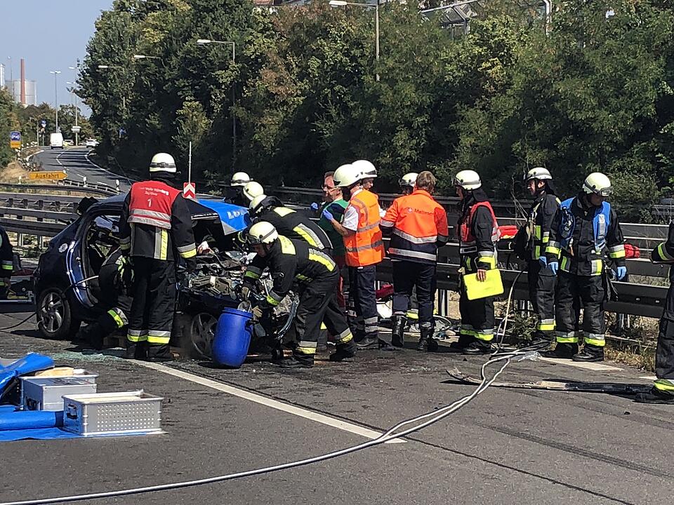 A73 in Nürnberg: Geisterfahrer stößt frontal mit Reisebus zusammen