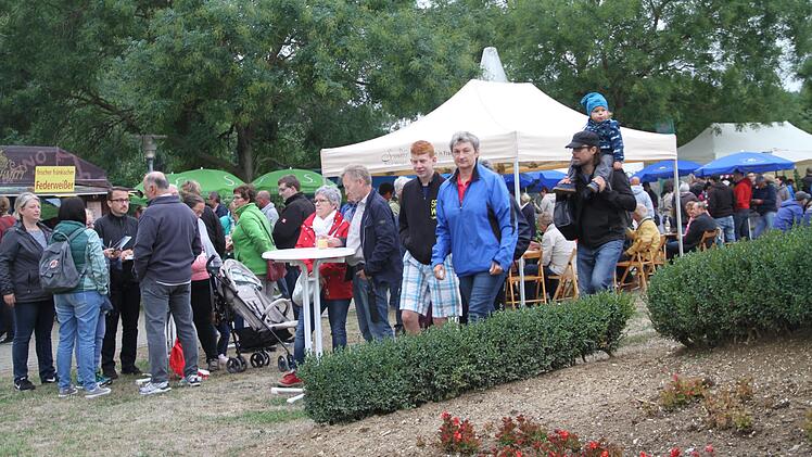 Viele Besucher strömten trotz kühler Temperaturen in den Bad Staffelsteiner Kurpark.Gerda Völk