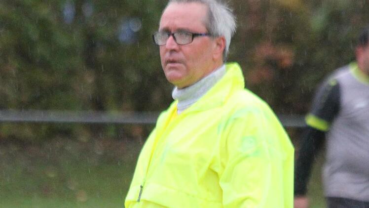 Schiedsrichter Frank Lunz (DJK Teuchatz) trotzte beim Spitzenspiel der A-Klasse Bamberg 3 zwischen dem SV Waizendorf und dem FC Wacker Trailsdorf Wind und Wetter mit interessanter Regenkleidung.   Foto: H. Kowalsky
