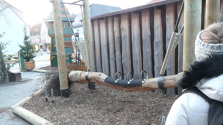 Der riesige Hexenbesen lädt als neue Attraktion Kinder zum schwungvollen "Ritt" durch die Luft ein.  Foto: Popp