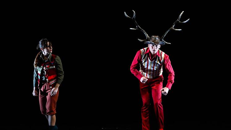 Kleine intensive Tanzstücke: Viel rote Farbe und Geweih in "Hallo..." von Chih-Lin Chan und Takashi Yamamoto. Henning Rosenbusch