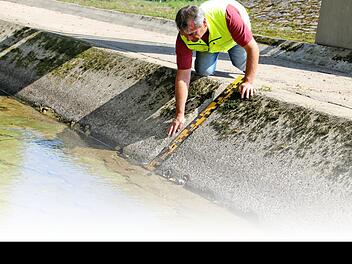 Hubert Spindler überprüft den Wasserstand an der Messstelle in Steinberg. Cindy Dötschel