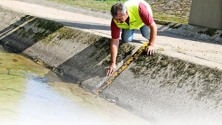 Hubert Spindler überprüft den Wasserstand an der Messstelle in Steinberg. Cindy Dötschel