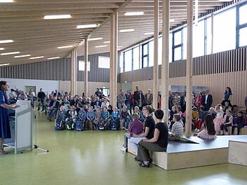 Ulrike Strobel begrüßte die Schüler in den sanierten Räumlichkeiten in Hannberg.      Foto: Richard Sänger