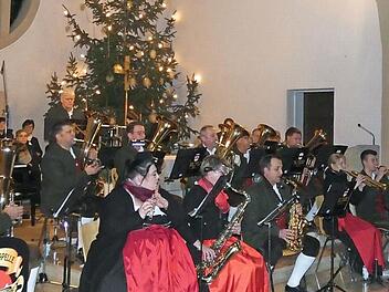 Die Heimatkapelle Ziegelanger mit Dirigent Ernst Ullrich begeisterte bei ihrem Weihnachtskonzert das Publikum. Fotos: Christian Licha